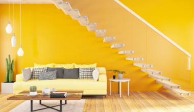 żółta przestrzeń pod schodami