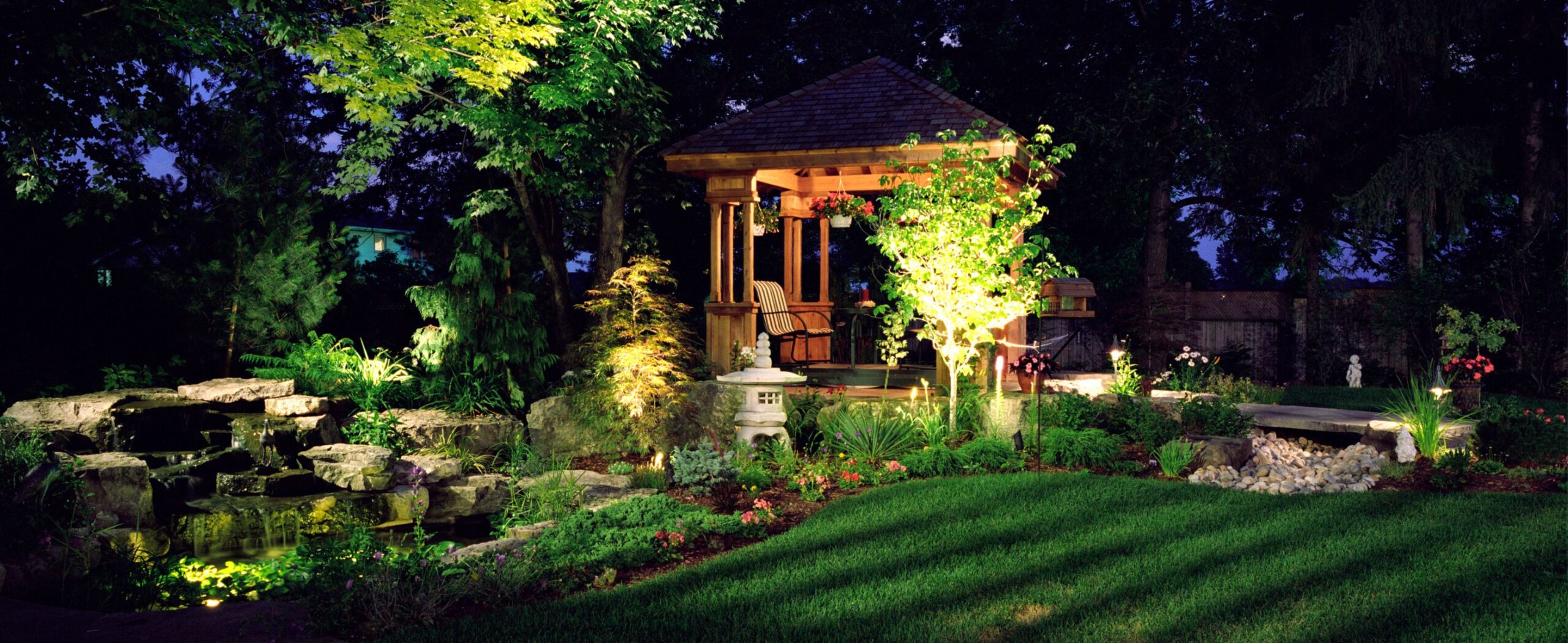 altana ogrodowa w nocy